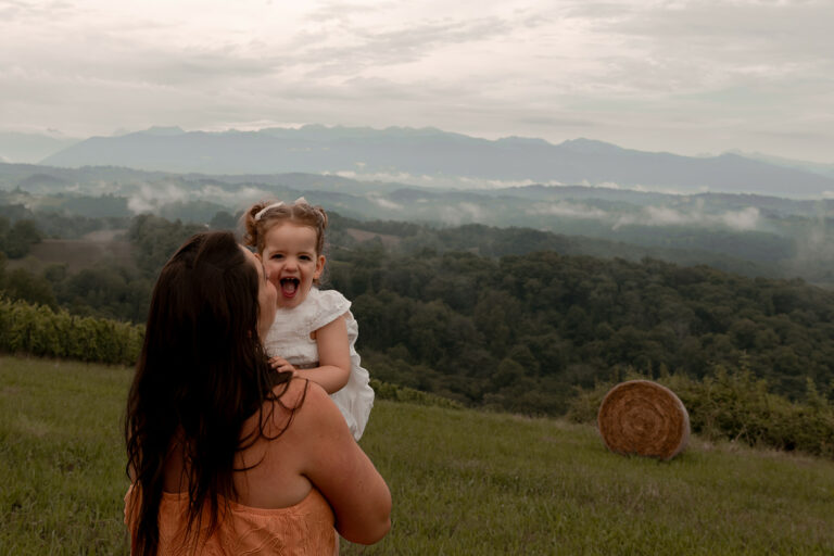 Photographe de famille à Pau – Une séance maman enfant sur les coteaux de Jurançon