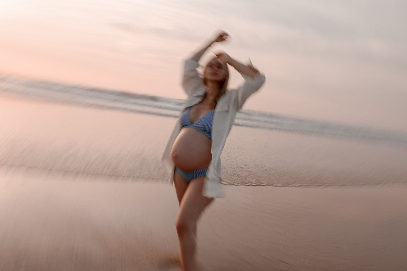 séance grossesse à la plage Evelyne Oustrain Photographe