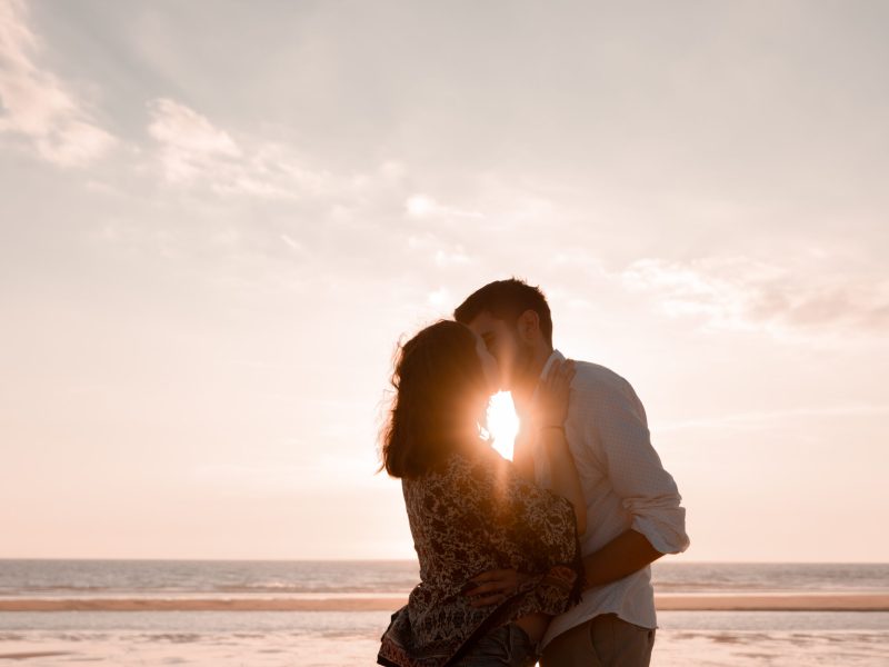 Séance grossesse au coucher du soleil sur la plage par Evelyne Oustrain Photographe à Pau