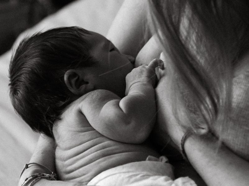 séance naissance, moment d'allaitement en peau à peau par Evelyne Oustrain Photographe